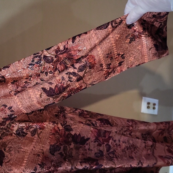 ONE WORLD Floral V-Neck Blouse - Picture 5 of 11